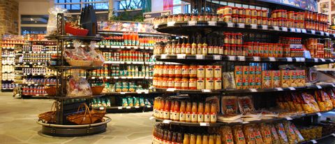 Feinkostgeschäft mit reichhaltigem Angebot: Regale voller Saucen, Gewürze und Delikatessen.